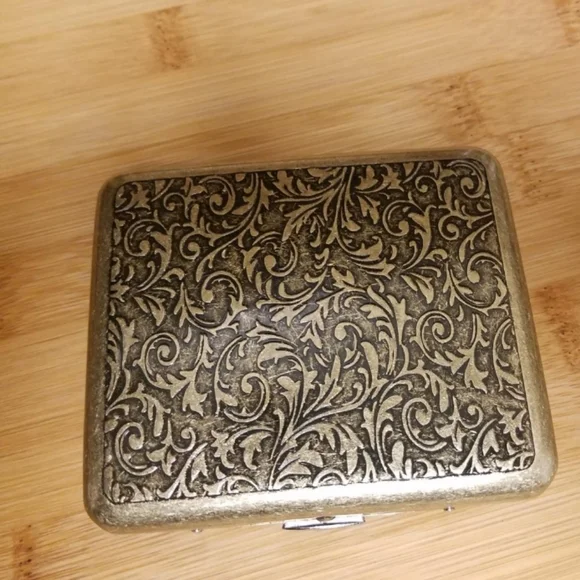 NEW! Vintage Style Embossed Cigarette Case - Picture 5 of 5
